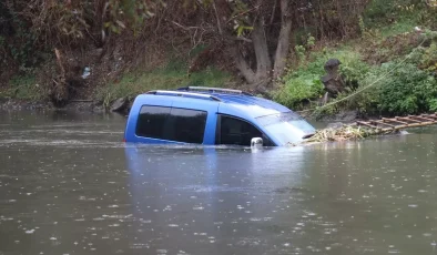 Amasya’da Nehre Düşen Ticari Araçtan Sürücü Yara Almadan Kurtuldu